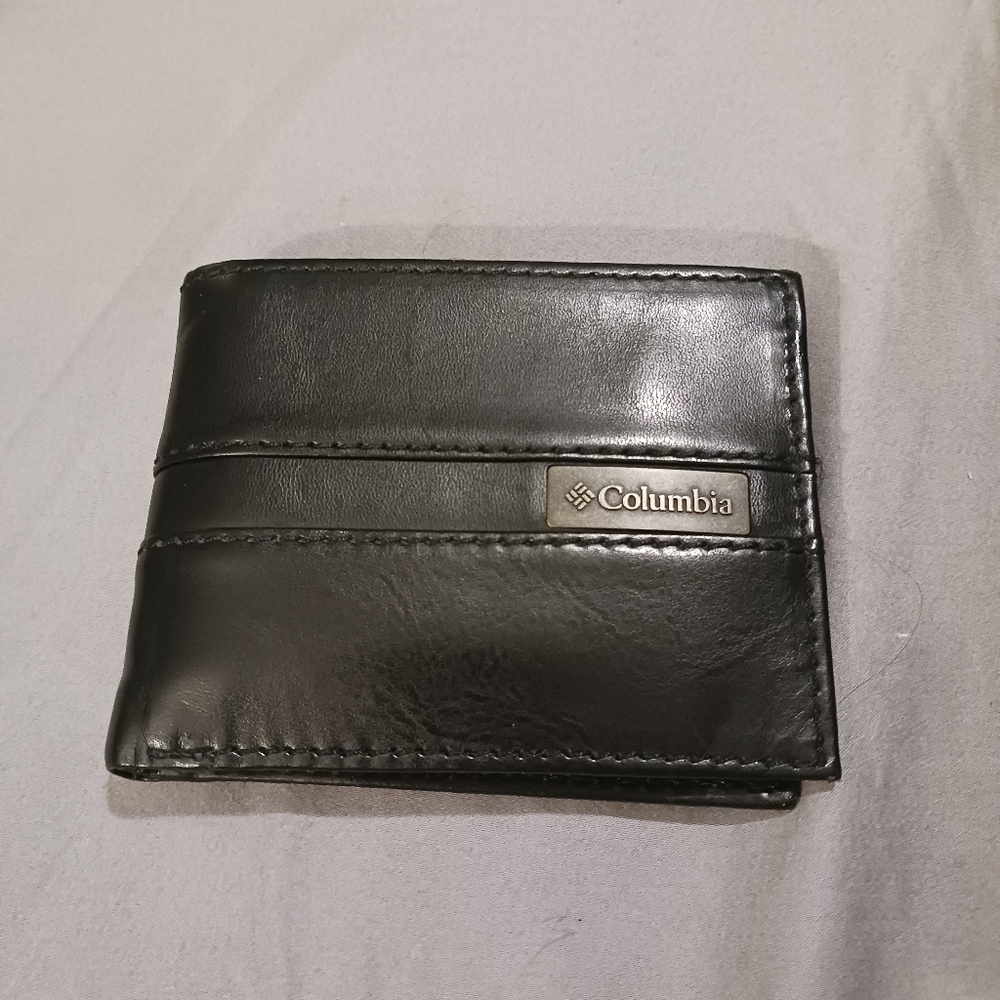 Like-New COLUMBIA Wallet